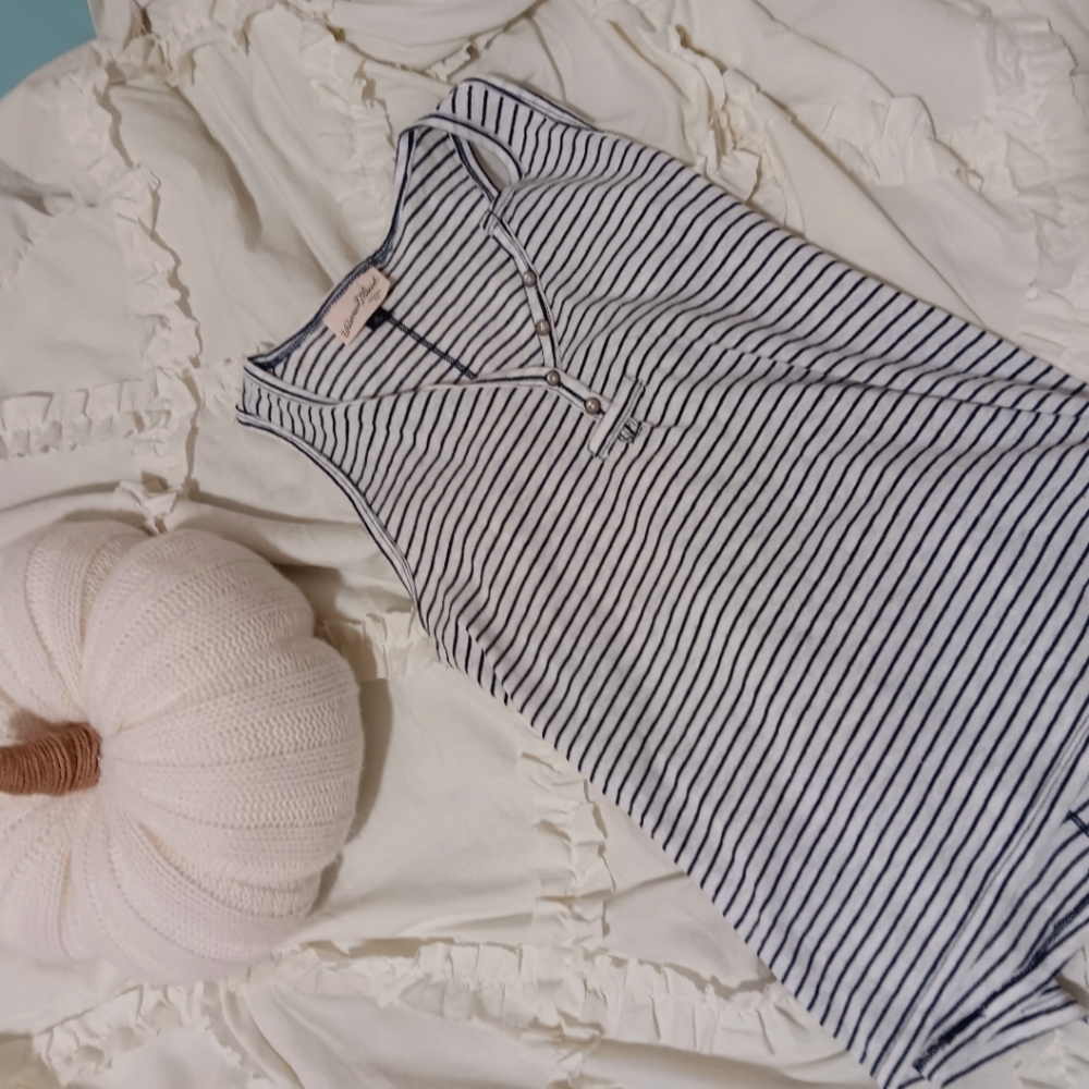 Universal thread tank top in XS women's size, navy blue and white stripes